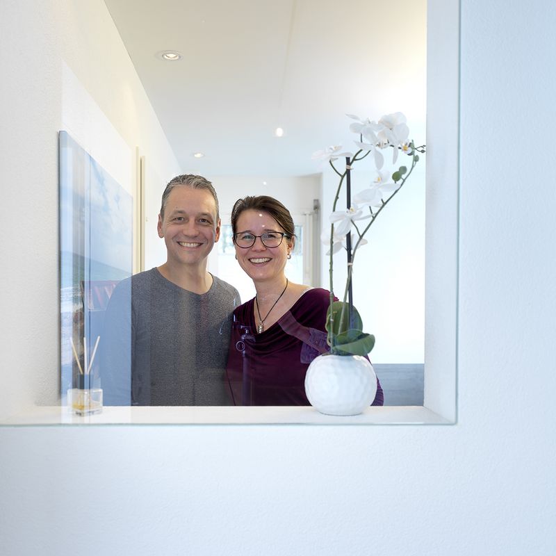 Rea Zimmer und Marc Egli blicken in ihr neu renoviertes Bad mit Badewanne und Dusche und viel Platz